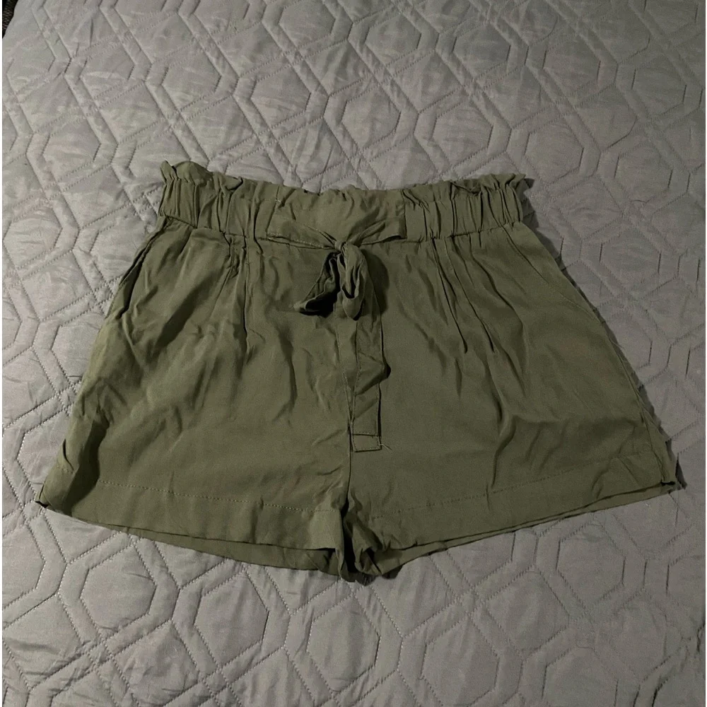 Womens Green paper bag shorts large - Picture 4 of 5
